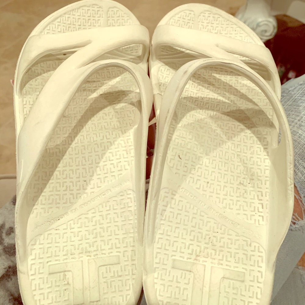 Name brand lounging shoes/shower shoes